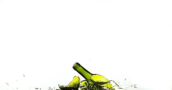 Beyaz Arkaplan Karşı Bir Şişe Beyaz Şarap Kırma Sıçratma — Stok fotoğraf