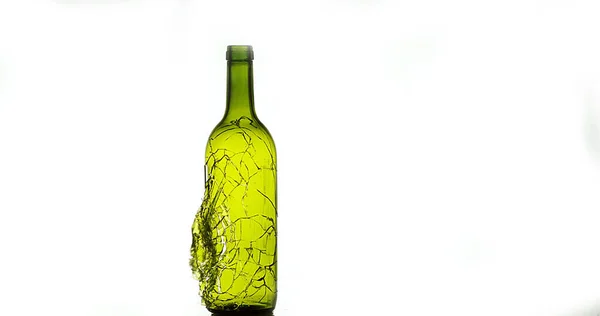 Flasche Weißwein Zerbricht Und Spritzt Vor Weißem Hintergrund — Stockfoto