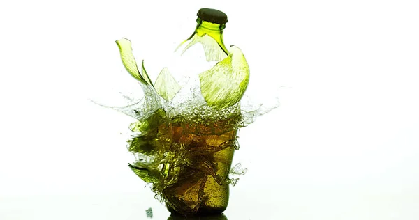 Μπουκάλι Μπύρα Breaking Splashing Κατά Λευκό Φόντο — Φωτογραφία Αρχείου