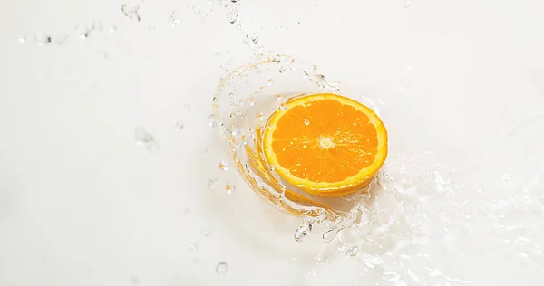 Oranje Citrus Sinensis Slice Vallen Water Spatten Tegen Witte Achtergrond — Stockfoto