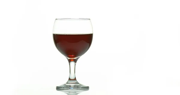 Rode Wijn Die Glas Wordt Gegoten Tegen Witte Achtergrond — Stockfoto