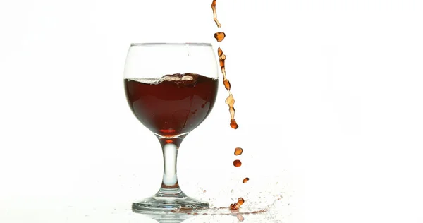 Vinho Tinto Sendo Derramado Vidro Contra Fundo Branco — Fotografia de Stock