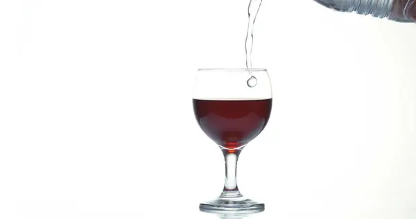 Červené Víno Nalévá Skla Bílém Pozadí — Stock fotografie