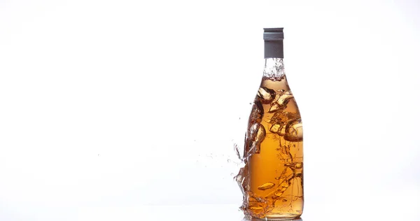 Flasche Mit Rosa Wein Zerbricht Und Spritzt Vor Weißem Hintergrund — Stockfoto