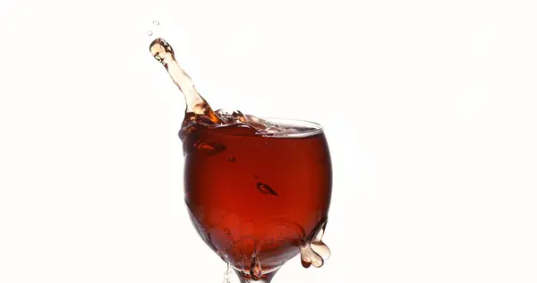 Tablet Beyaz Arkaplan Karşı Kırmızı Şarap Bardağına Düşüyor — Stok fotoğraf