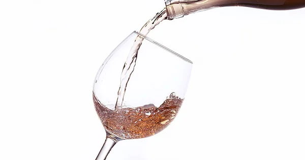 Vinho Rosa Sendo Derramado Vidro Contra Fundo Branco — Fotografia de Stock
