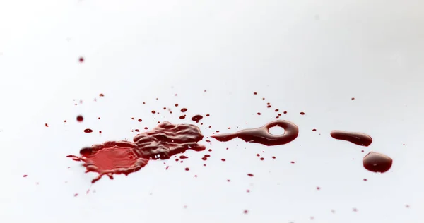 Bloed Druipt Tegen Witte Achtergrond — Stockfoto