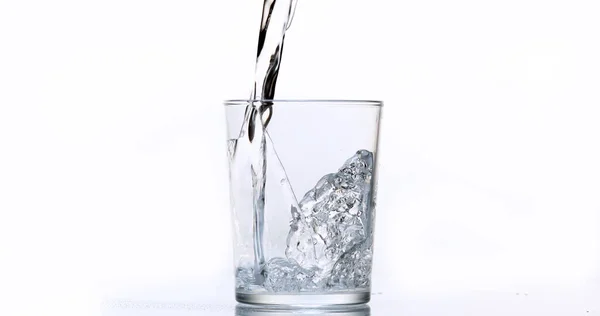 Vatten Hälls Glas Mot Vit Bakgrund — Stockfoto