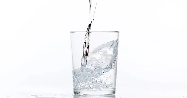 Üvegbe Öntött Víz Fehér Háttér Ellenére — Stock Fotó