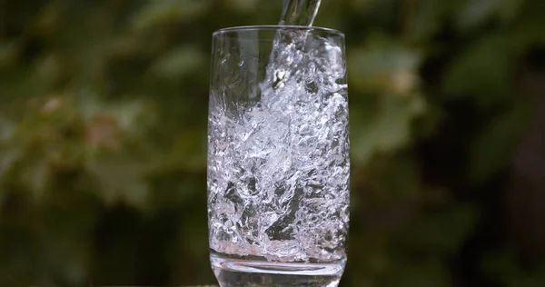 Νερό Που Χύνεται Στο Ποτήρι — Φωτογραφία Αρχείου