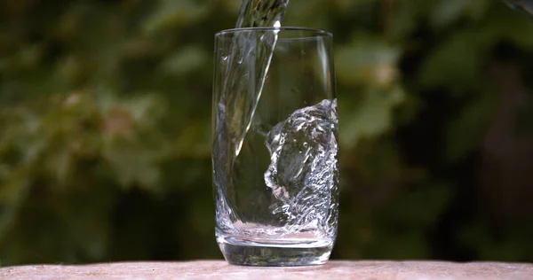 Wasser Wird Ins Glas Gegossen — Stockfoto