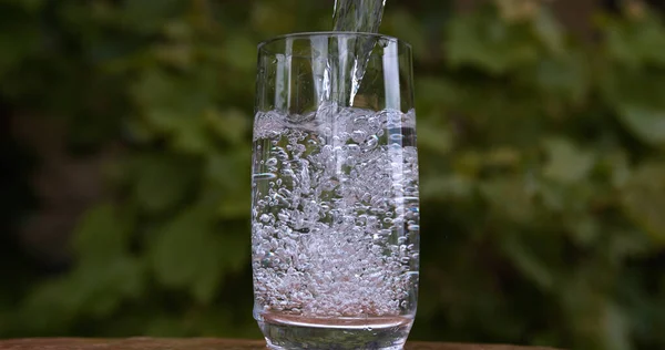 Água Sendo Derramada Vidro — Fotografia de Stock