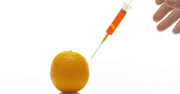 Jeringa Inyectable Tratamiento Naranja Citrus Sinensis Fruta Contra Fondo Blanco — Foto de Stock