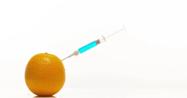 オレンジ 柑橘類のシネシン 白い背景に対するフルーツへの処置を注入するシリンジ — ストック写真