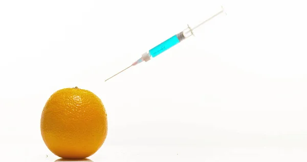 オレンジ 柑橘類のシネシン 白い背景に対するフルーツへの処置を注入するシリンジ — ストック写真