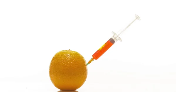 Seringa Injectável Tratamento Laranja Citrus Sinensis Frutas Contra Fundo Branco — Fotografia de Stock