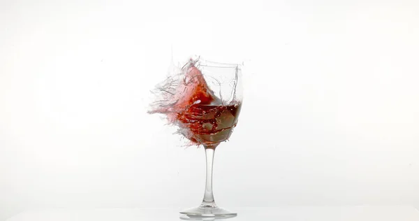 Kırmızı Şarap Kırma Sıçratma Beyaz Arkaplan Karşı — Stok fotoğraf