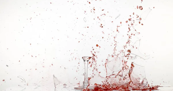 Glas Rotwein Zerbricht Und Spritzt Vor Weißem Hintergrund — Stockfoto