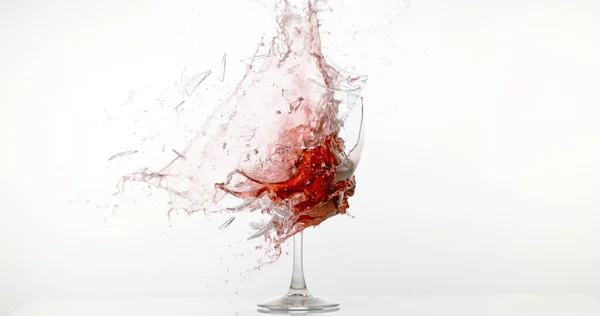 Copo Vinho Tinto Quebrando Salpicando Contra Fundo Branco — Fotografia de Stock