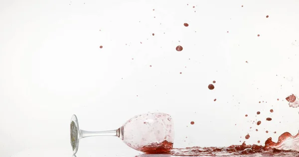 赤ワインのガラス ホワイトバックグラウンドに落ちて分散 — ストック写真