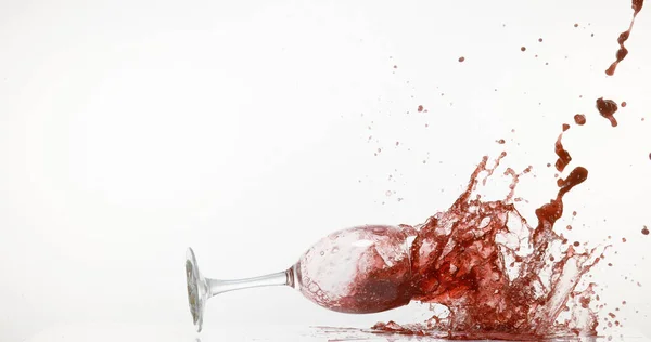 赤ワインのガラス ホワイトバックグラウンドに落ちて分散 — ストック写真