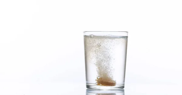 Compresse Caduta Dissoluzione Bicchiere Acqua Sfondo Bianco — Foto Stock