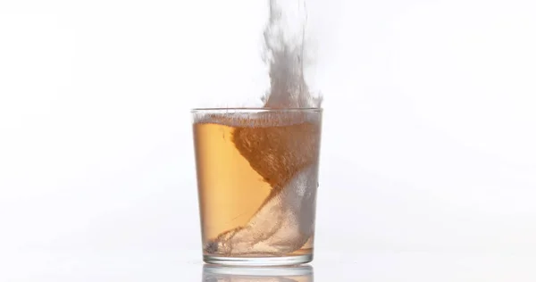 Vino Rosa Versato Nel Bicchiere Sullo Sfondo Bianco — Foto Stock