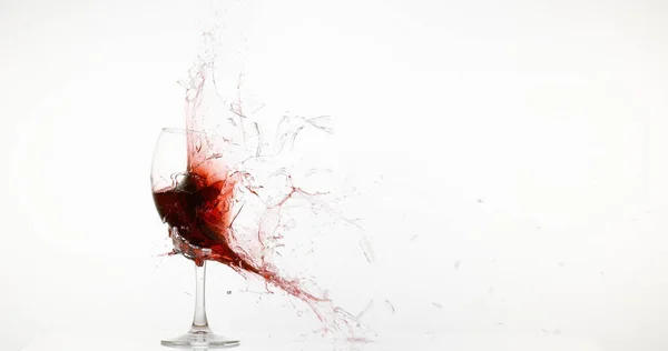 ホワイトバックグラウンドに対する赤ワインの破損と分割のガラス — ストック写真
