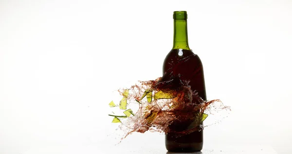 Botella Vino Tinto Rompiendo Salpicando Contra Fondo Blanco — Foto de Stock
