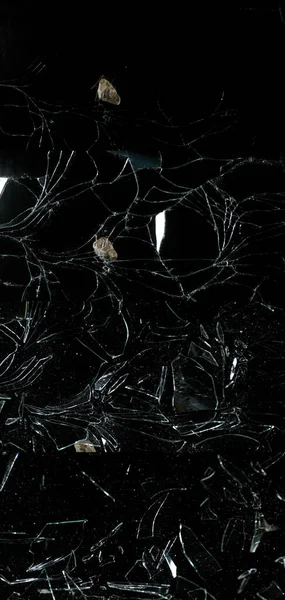 ブラックバックグラウンドに対するガラスのパインを壊す石 — ストック写真