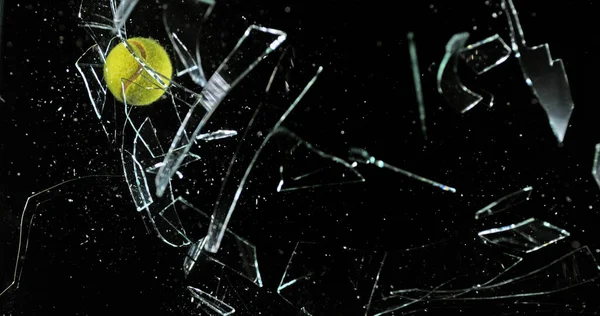 Tennis Ball Breken Pane Van Glas Tegen Zwarte Achtergrond — Stockfoto