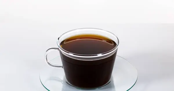 Kaffee Der Vor Weißem Hintergrund Eine Tasse Gegossen Wird — Stockfoto