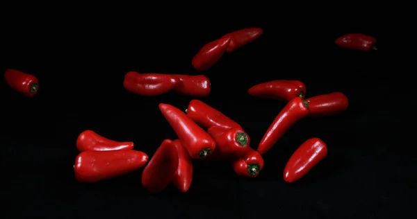 Rode Zoete Peper Capsicum Annuum Groenten Vallen Tegen Zwarte Achtergrond — Stockfoto