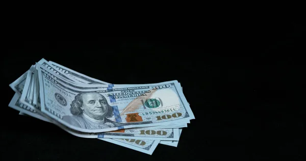 Siyah Arka Plana Karşı 100 Amerikan Doları Banknotları — Stok fotoğraf