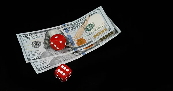 Red Dice Rostogolește Dolari Bills Împotriva Fundalului Negru — Fotografie, imagine de stoc