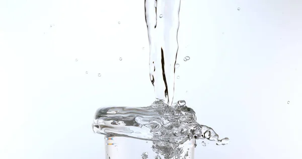 Acqua Versata Vetro Sullo Sfondo Bianco — Foto Stock
