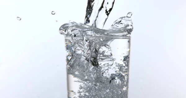 Air Yang Dituangkan Kaca Terhadap Latar Belakang Putih — Stok Foto