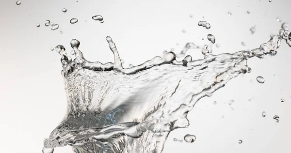 Acqua Che Diffonde Sullo Sfondo Bianco — Foto Stock