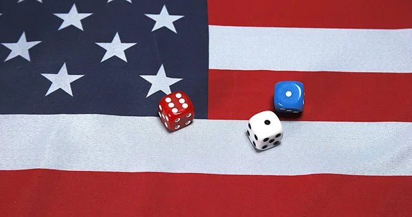 Dobbelstenen Rollen Amerikaanse Vlag — Stockfoto