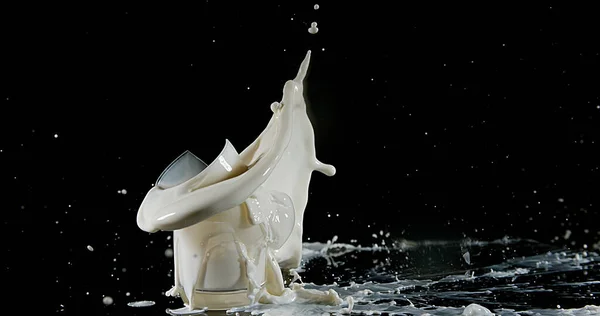 Beyaz Arkaplanda Bir Bardak Süt Patlıyor — Stok fotoğraf
