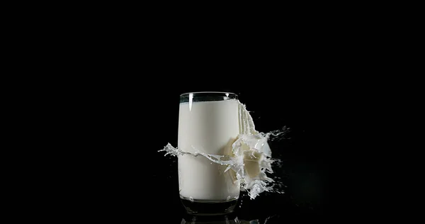 Egy Pohár Tej Felrobban Fehér Háttér Ellen — Stock Fotó