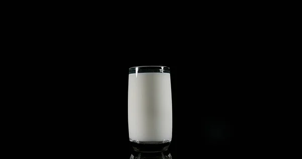 Glas Mjölk Exploderar Mot Vit Bakgrund — Stockfoto