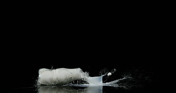 Kara Arkaplan Bir Şise Süt Düşüyor Patlıyor — Stok fotoğraf