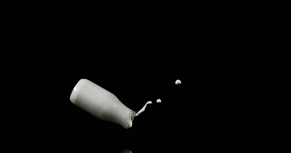 Бутылка Молока Падает Распыляется Черном Фоне — стоковое фото