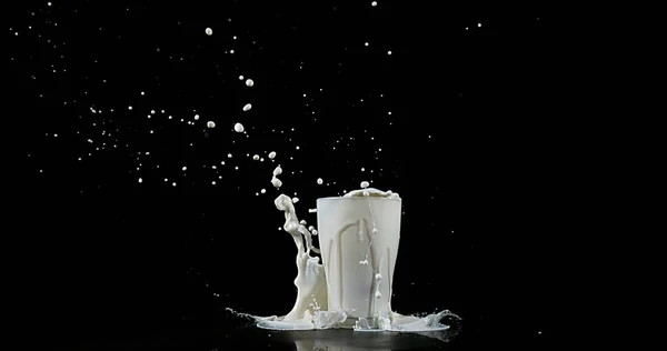 Beyaz Arkaplanda Bir Bardak Süt Patlıyor — Stok fotoğraf