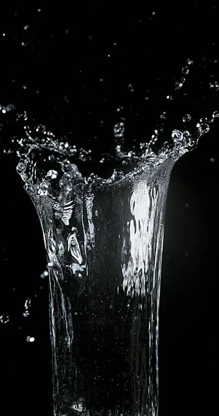 Wasser Spritzt Vor Schwarzem Hintergrund Heraus — Stockfoto