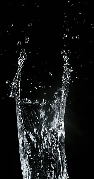 Vatten Sprutar Mot Svart Bakgrund — Stockfoto