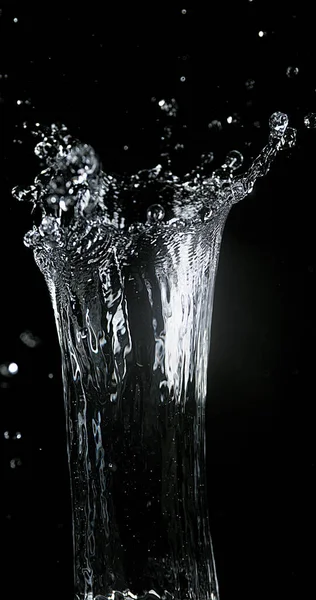 Wasser Spritzt Vor Schwarzem Hintergrund Heraus — Stockfoto