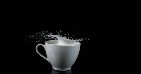 Ciotola Con Latte Esplosivo Sfondo Nero — Foto Stock