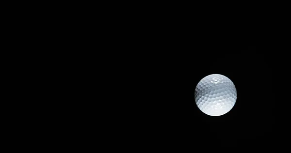 Golf Ball Tegen Zwarte Achtergrond — Stockfoto